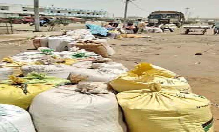 नई कृषि मंडी- गर्मी में खुले आसमान के नीचे बैठ रहे नीलामी के इंतजार में, व्यापारियों ने जमाया कब्जा
