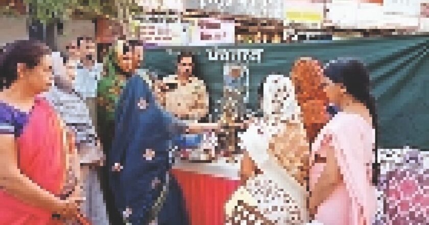 पंचतत्व सेवा समिति ने चलाया अनूठा अभियान:पक्षियों को दाना-पानी उपलब्ध कराने अभियान शुरू, 250 मिट्टी के सकोरे बांटे
