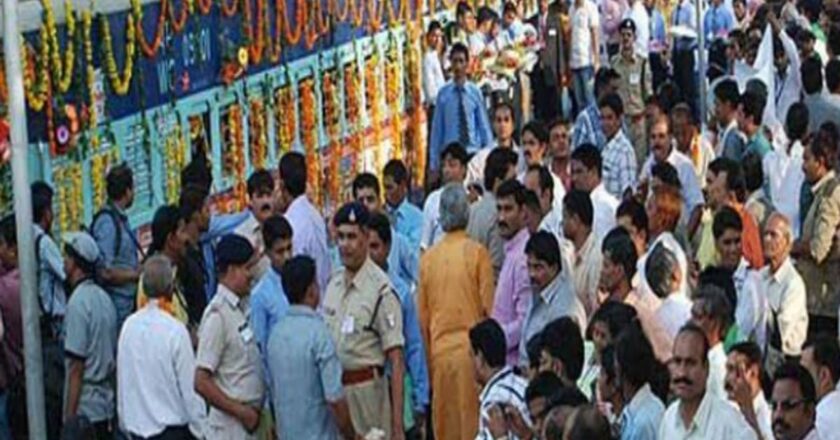 तीर्थ दर्शन यात्रियों को CM ने भजन गाकर रवाना किया-भोपाल से काशी विश्ननाथ जाएगी ट्रेन, बुजुर्ग बोले- दिल की मुराद पूरी हो गई