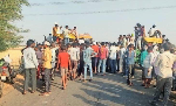 100 बीघा गेहूं की फसल में लगी आग:25 ट्रैक्टरों से प्लाऊ से हकाई कर बुझाने की कोशिश, नहीं बचा सके