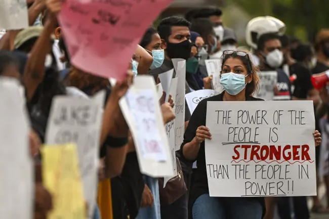 22 हजार करोड़ रुपए मिलें तो श्रीलंका में सुधरेंगे हालात, बारिश के बीच गोटबाया के घर के बाहर लोग कर रहे प्रदर्शन