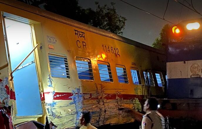 मुंबई के माटुंगा में ट्रेन हादसा:एक ही पटरी पर आई पुडुचेरी और गडग एक्सप्रेस, पुडुचेरी के 3 डिब्बे पटरी से उतरे