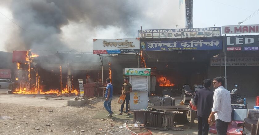 पुणे में भीषण अग्निकांड, खराड़ी इलाके में एक-एक करके जलीं 12 दुकानें; करोड़ों का नुकसान
