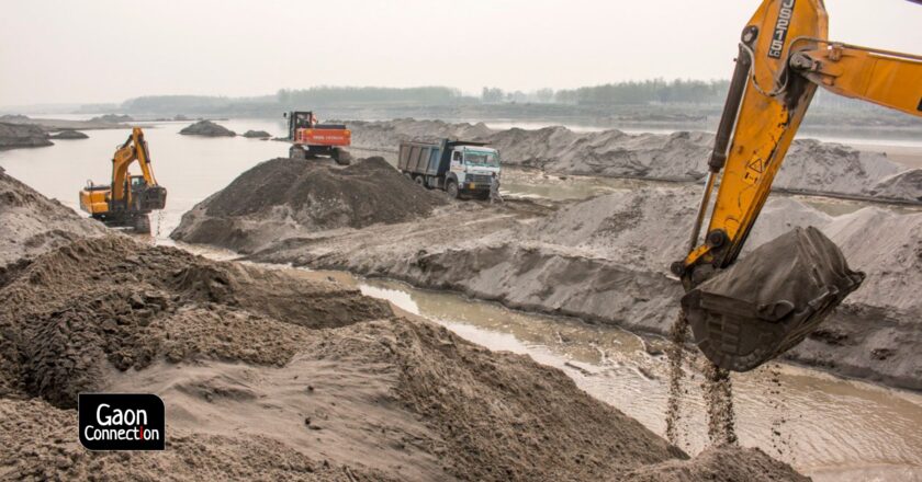 रेत का अनोखा नजारा सुबह से देर रात तक चल रहा अवैध उत्खनन