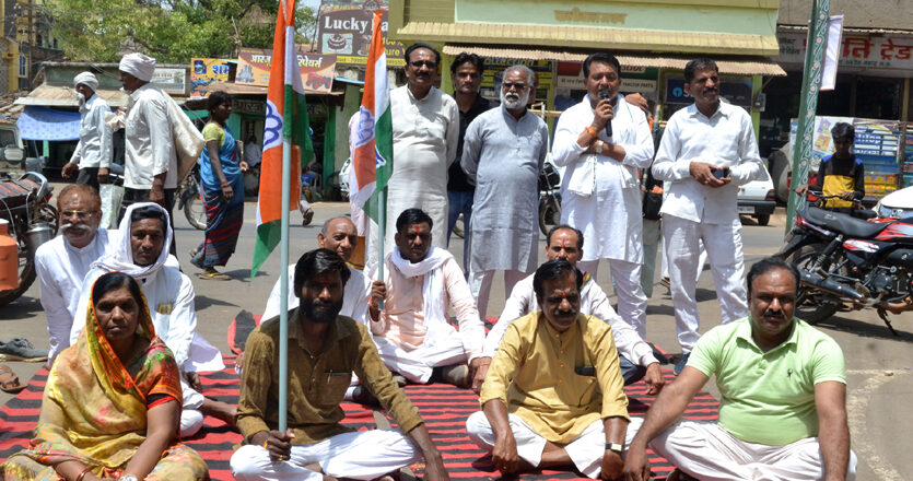बिजली कटौती पर कांग्रेस नेताओं ने निकाला गुस्साढोलखेड़ी चौराहे पर दो घंटे दिया धरना