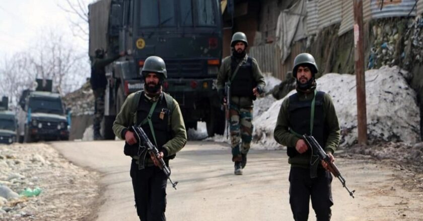 जम्मू कश्मीरः बारामूला में जैश-ए-मोहम्मद के तीन पाकिस्तानी आतंकी ढेर, एक पुलिसकर्मी शहीद