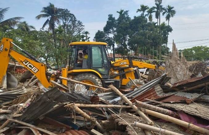 अब असम में भी चला बुलडोजर, थाना फूंकने वाले पांच परिवारों के घर गिराए, 20 आरोपी हिरासत में