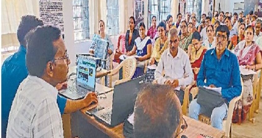 परीक्षा में अवांछनीय गतिविधियों को रोकने के लिए देश में पहली बार किसी परीक्षा में ऐसा प्रयोग किया जा रहा है यानी जिस परीक्षार्थी की फोटो होगी, प्रश्न पत्र उसी को मिलेगा।
