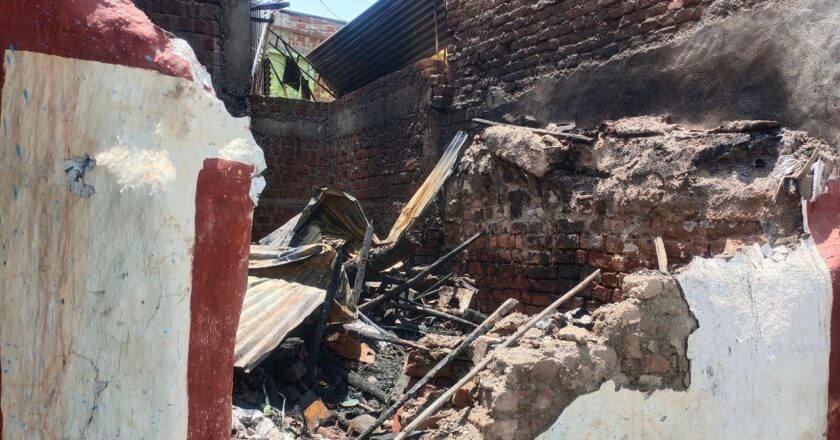 गलियों में घरों की आग बुझाने लगाना पड़ती है जुगाड़, तब तक जल जाता घर