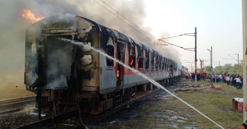 चलती ट्रेन में लगी आग, काटकर किया बोगी को अलग, दमकलों से भी नहीं बुझी आग