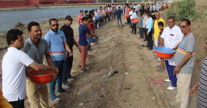 शिवना शुद्धिकरण के महाअभियान में लगाई गई बड़ी मशीनें, जिससे तेज हुआ काम