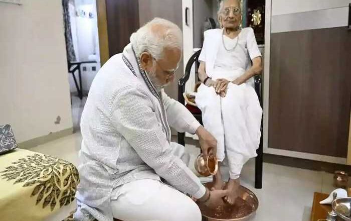 100वें जन्मदिन पर मां के पैर धोकर पीएम मोदी ने लिया आशीर्वाद, गांधीनगर में हीराबा के नाम पर होगी सड़क