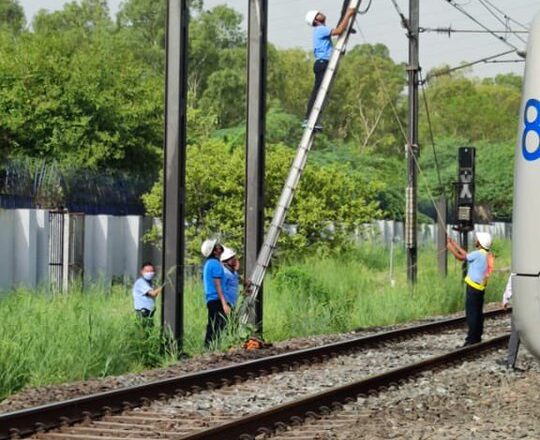दिल्ली मेट्रो की ब्लू लाइन में फिर आई खराबी, यमुना बैंक व इंद्रप्रस्थ स्टेशन के बीच टूटा वायर