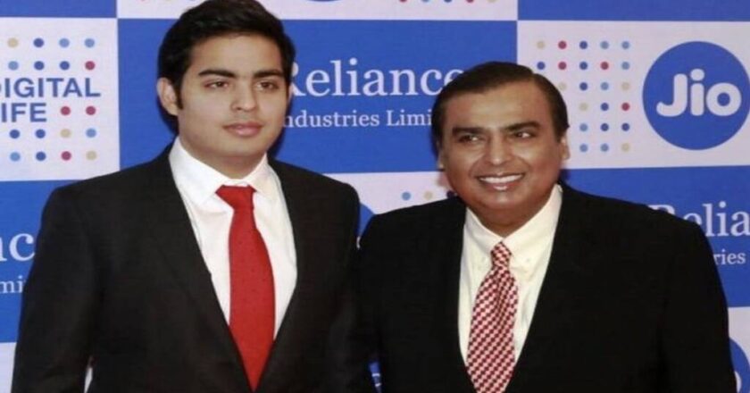 Mukesh Ambani ने जियो के डायरेक्टर पद से दिया इस्तीफा, आकाश अंबानी बने चेयरमैन