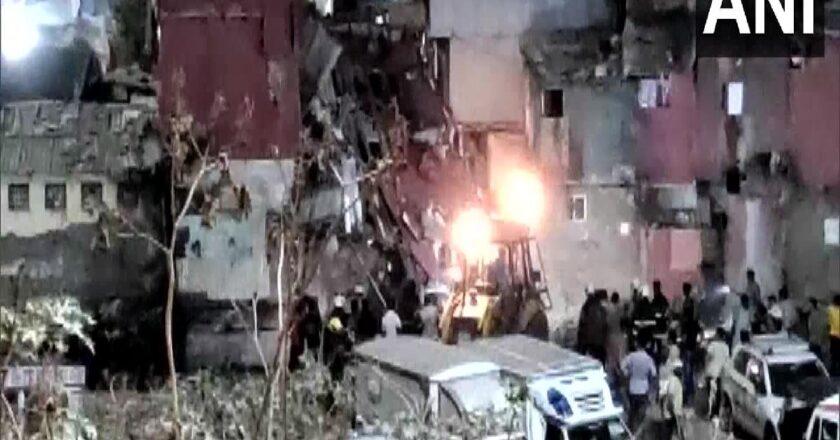 मुंबई के बांद्रा इलाके में बिल्डिंग का ढांचा गिरा, एक की मौत और 18 लोग घायल