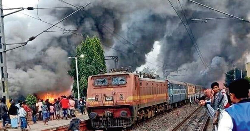 बंगाल में फिर भड़की हिंसा, अब नदिया में ट्रेन पर पथराव, लालगोला लाइन में रेल परिचालन प्रभावित