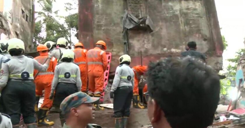 मुंबई के कुर्ला में चार मंजिला इमारत गिरी, एक की मौत; 12 लोगों को सुरक्षित बाहर निकाला गया