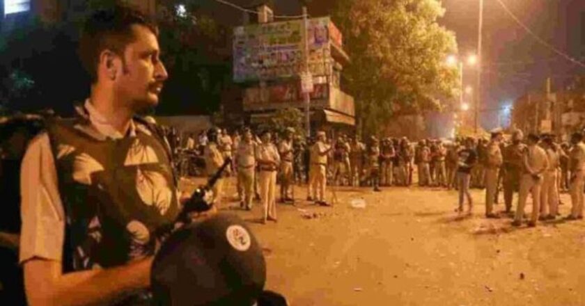 दिल्ली के जहांगीरपुरी में दो गुटों में पत्थरबाजी, कई गाड़ियां तोड़ीं, बढ़ा तनाव