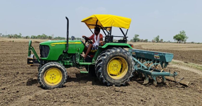 खरीफ की बोवनी जोरों पर रात में रात मे भी खेतों में चल रहे ट्रेक्टर