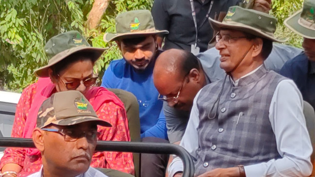 अक्टूबर अपने साथ पर्यटकों के लिए एक बड़ी खुशखबरी भी लेकर आया हैं। वाइल्ड लाइफ लवर्स के लिए मध्यप्रदेश के नेशनल पार्क के दरबाजे आज यानि 1 अक्टूबर से खोल दिए गए हैं।