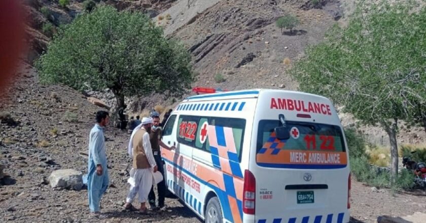 पाकिस्तान के बलूचिस्तान में खाई में गिरी यात्रियों से भरी वैन, 22 लोगों की मौत