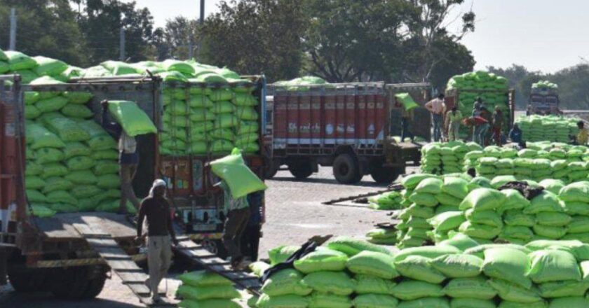 खाद की पर्याप्त उपलब्धता का दावा पर किसानों सोसायटियों में नहीं मिल रही खाद