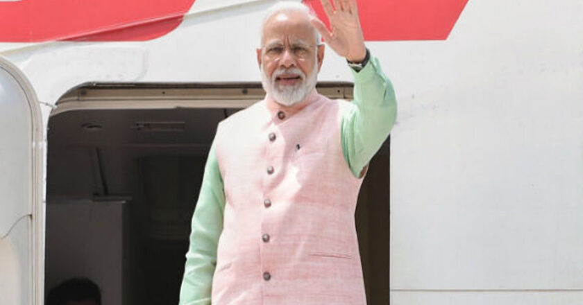 प्रधानमंत्री नरेंद्र मोदी के विमान में तकनीकी दिक्कत की वजह से देवघर हवाई अड्डे पर रोका गया है।