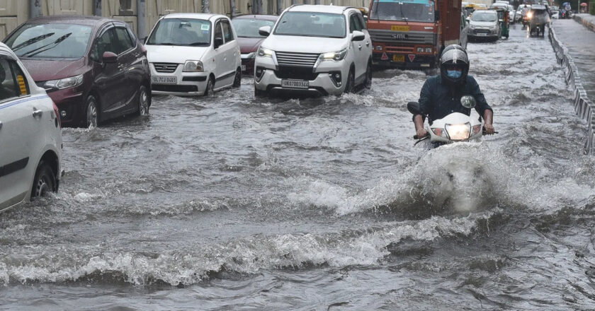 UP Rain Alert: मुरादाबाद, रामपुर, संभल समेत इन जिलों में झूमकर बरसेंगे बादल, बारिश और वज्रपात का अलर्ट