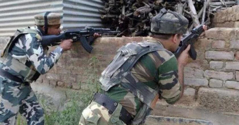 जम्मू कश्मीर: कुलगाम में आतंकियों और सुरक्षाबलों के बीच मुठभेड़, 1 आतंकी ढेर