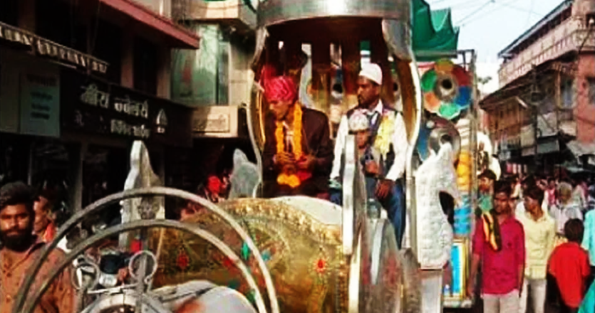 एक ही बग्घी पर सवार होकर दुल्हनिया लेने निकले हिन्दू और मुस्लिम दूल्हा