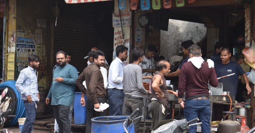 हओ, हम तो पइसा भी ले लेहें और वोट भी न देहें, को देखवे आ रओ…