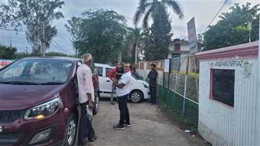 चुनाव ड्यूटी के चक्कर में उद्यान उधान में लगा दिया ताला, वापस लौटे सैंकड़ों लोग