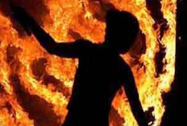 पेट की आग से परेशान पति-पत्नी दो बच्चों के साथ जिंदा जले