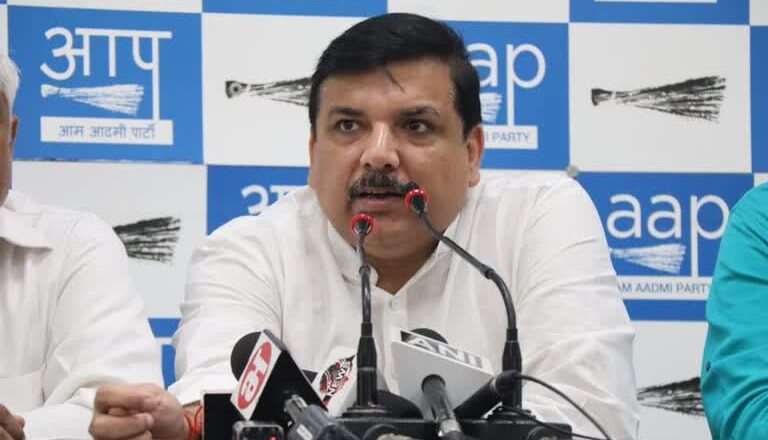 AAP सांसद संजय सिंह राज्यसभा से निलंबित, नारेबाजी और कागज फाड़ने के चलते हुई कार्रवाई