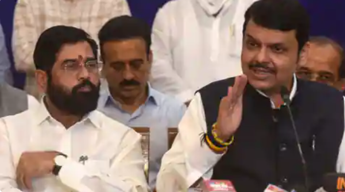 शिवसेना ने शिंदे गुट और बीजेपी पर फिर बोला हमला, बताया दिल्ली ने देवेंद्र फडणवीस को क्यों बनाया डिप्टी सीएम