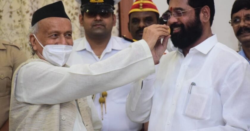 सीएम शिंदे और डिप्टी सीएम फडणवीस को गर्वनर भगत सिंह कोश्यारी ने खिलाई मिठाई, तो चढ़ गया सियासी पारा!