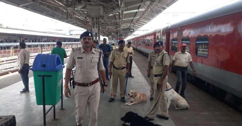 फुस्सी निकली बम की खबर : ट्रेन के टॉयलेट में मिली पर्ची में लिखा था… एसी में बम है !