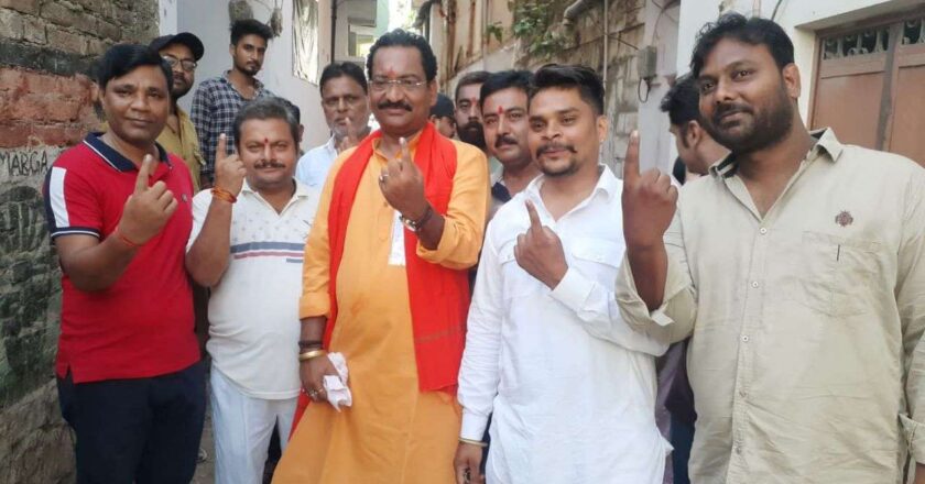 भाजपा-कांग्रेस के बीच नगर सरकार बनाने मची होड़, 6829 पोलिंग बूथ गिरने लगे वोट