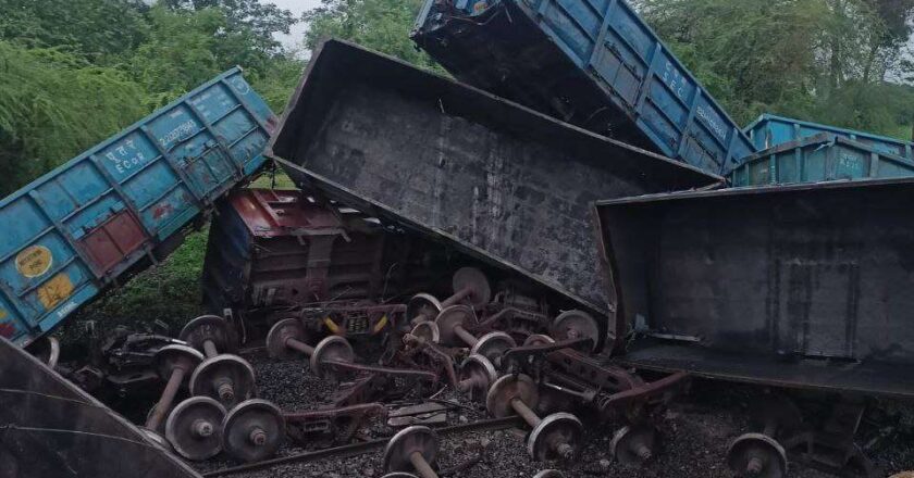 हवा में उड़ गए रेल के डिब्बे, इंदौर-मुंबई-अहमदाबाद सभी रूट बंद, बिजली के तार भी टूटे