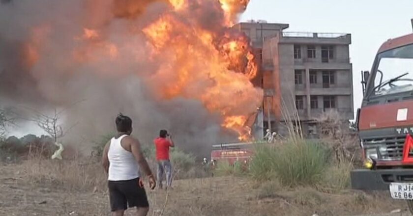 जयपुर में केमिकल फैक्ट्री में लगी भीषण आग, एक किलोमीटर दूर तक दिखाई दे रहा धुएं का गुबार