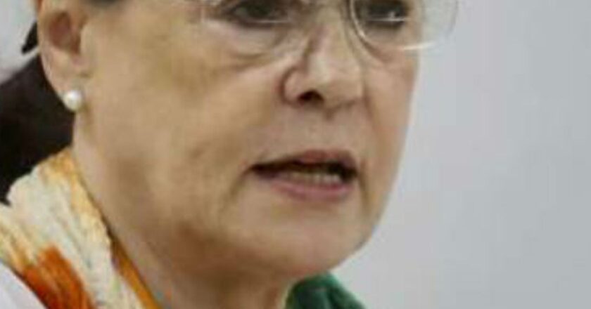 गोवा में आज विधायक दल का नया नेता चुनेगी कांग्रेस, सोनिया गांधी ने मुकुल वासनिक को भेजा, पांच विधायक ‘लापता’