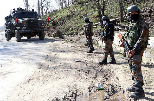 स्वतंत्रता दिवस से पहले आतंकियों का ग्रेनेड से हमला, कुलगाम में पुलिसकर्मी शहीद