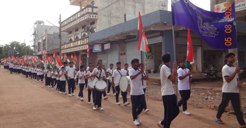 मॉडल पब्लिक स्कूल ने निकाली तिरंगा झंडा यात्रा