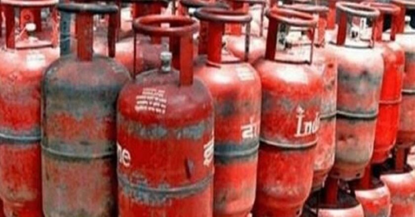 गैस कीमतों में ये बढ़ोतरी 48.50 रुपये प्रति सिलेंडर पर हुई है। एलपीजी सिलेंडर के नए रेट आज 1 अक्टूबर 2024 से देश भर में प्रभावी हो गए हैं।