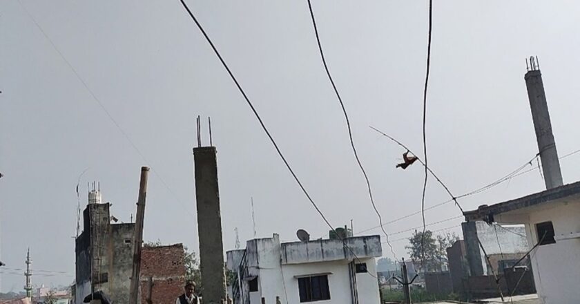 शहर की कई बस्तियों में हाईटेंशन का टेंशन, छत पर जाने से डरते हैं लोग