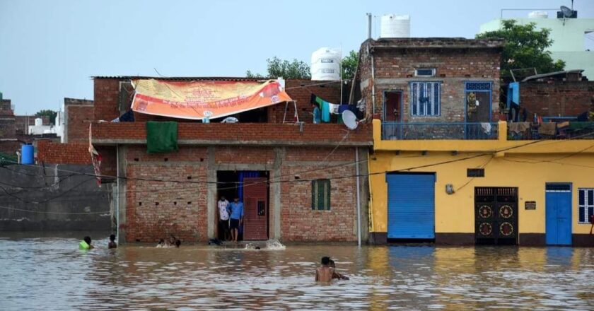 बाढ़ से 163 प्राथमिक, माध्यमिक स्कूल हुए बदहाल, मरम्मत को चाहिए दो करोड़ की डिमांडछत, फर्स व स्कूल में बने शौचालयों को पहुंचा काफी नुकसान