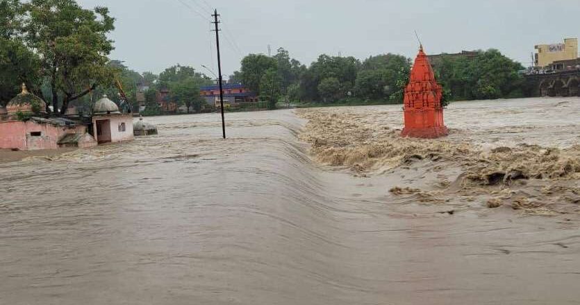 MP में आफत की बारिश, इंदौर में कई कारें बह गईं, नर्मदा और क्षिप्रा भी उफान पर