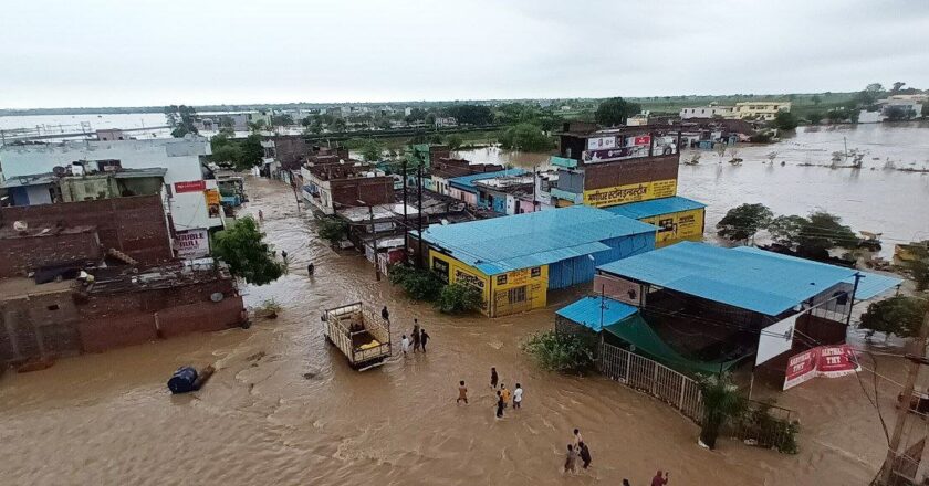 प्रदेश में भारी बारिश का तांडव, गाड़ियों के साथ बह गए लोग, रातभर से बिजली बंद, घर-दुकानों में घुसा पानी