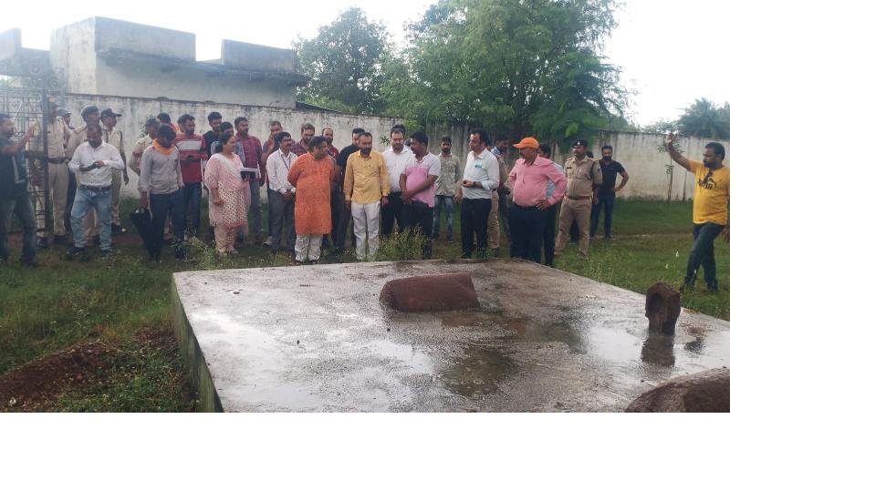सरकारी स्कूलों में बना दीं चार मजारें