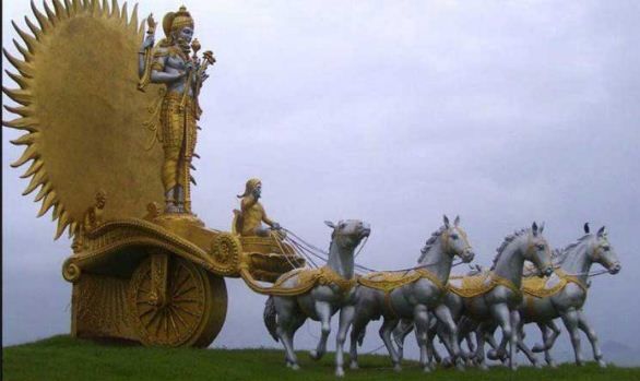 कोणार्क जैसा सूर्य मंदिर, सात घोड़ों के रथ पर सवार सूर्यदेव की प्रतिमा